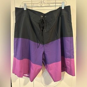 Price drop 🚨🚨 NWT Oakley Colorblock Board Shorts, Size 38
